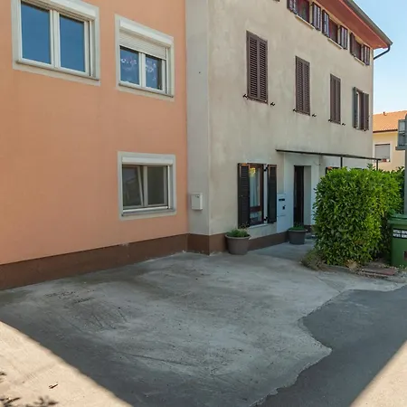 Free Parking 2 Bedroom Apartment *